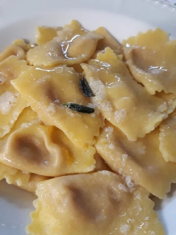 Primo piano di ravioli al formaggio burro e salvia