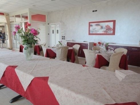 Sala da pranzo con apparecchiatura della tavola in rosso e bianco