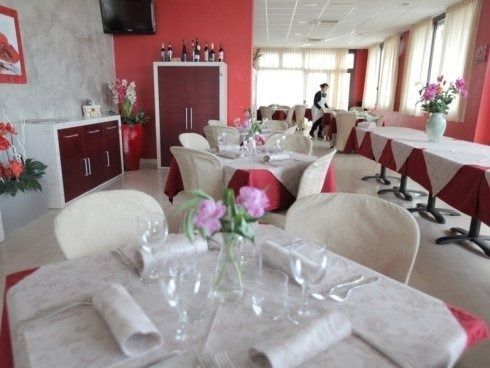 Elegante sala da pranzo con tovaglie bianche