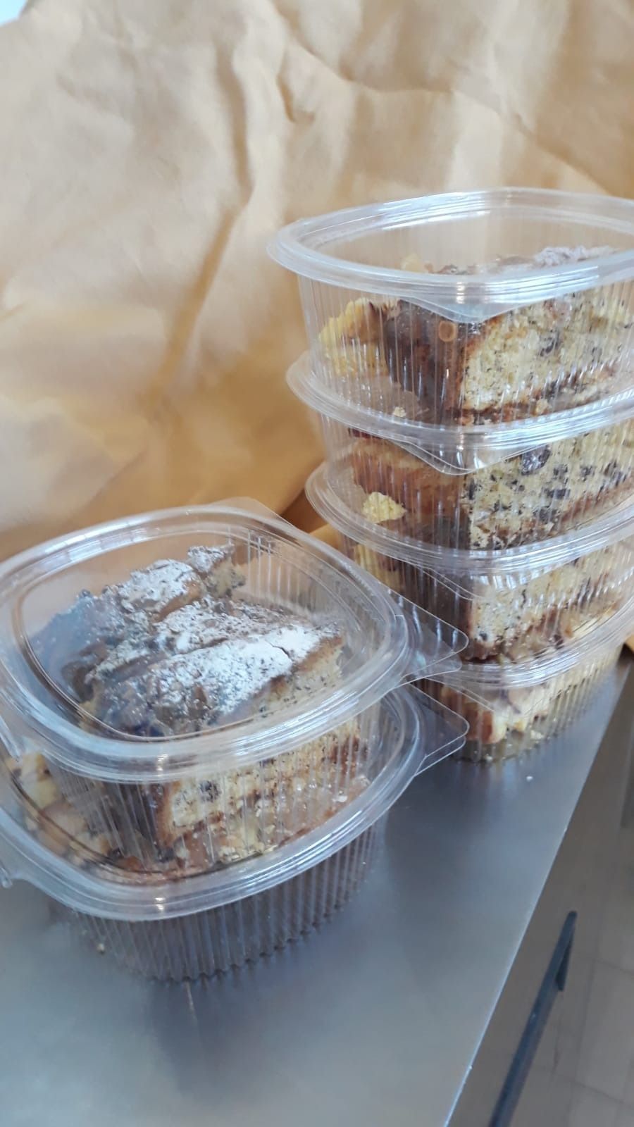 contenitori di plastica trasparente contenenti dessert