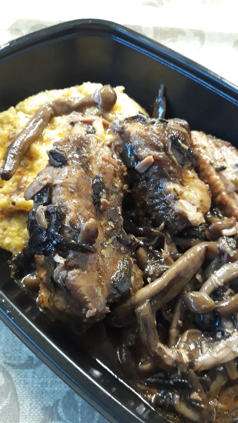 Contenitore da asporto con pollo in salsa e riso