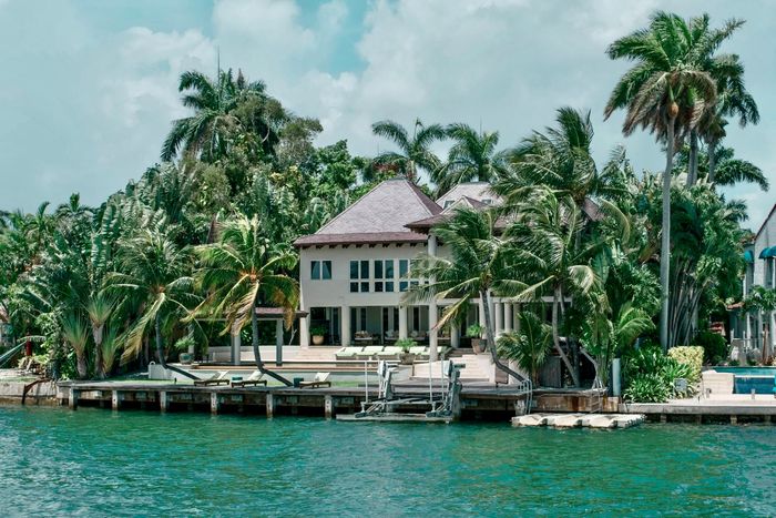 light snacks, full bar, Miami millionaire Mansion boat ride from Bayside