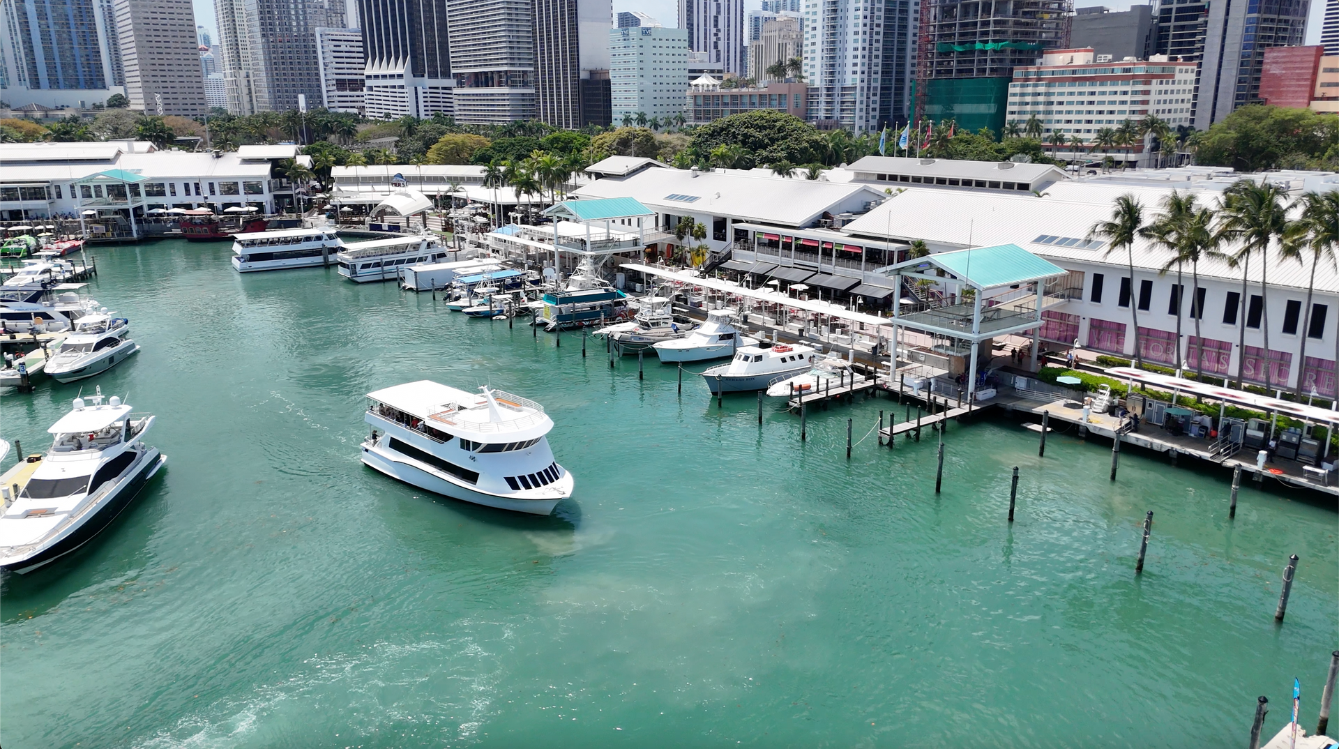 Miami boat tour leaving Bayside Marketplace