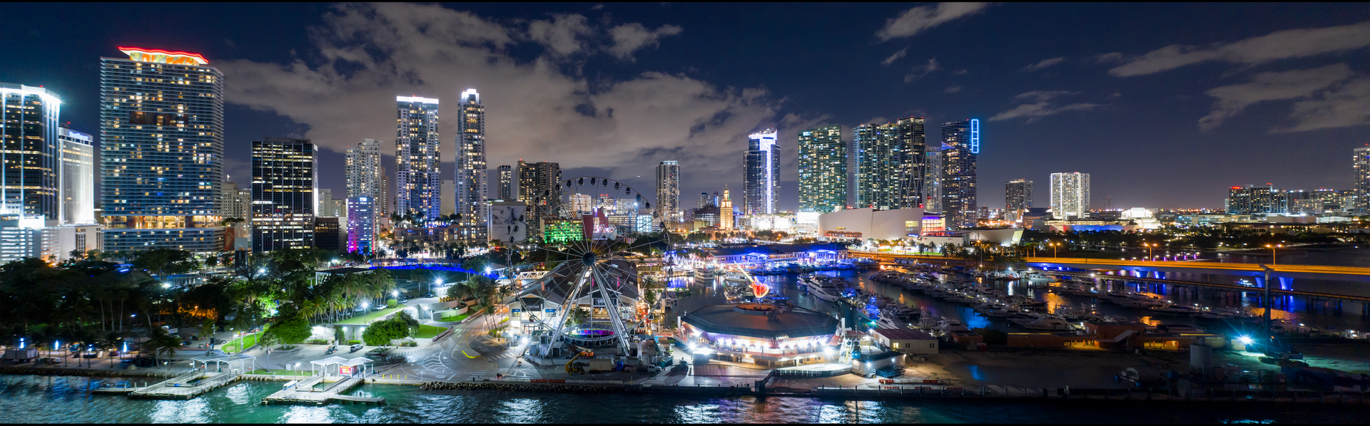 Sightseeing Miami Bayside at night