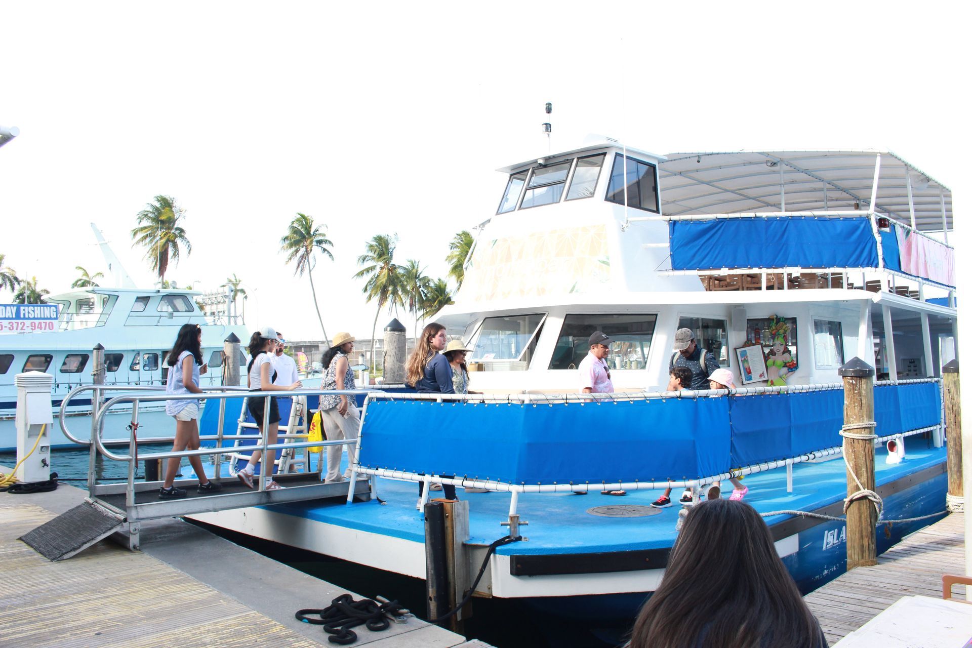 Miami Boat tour docking in Bayside 