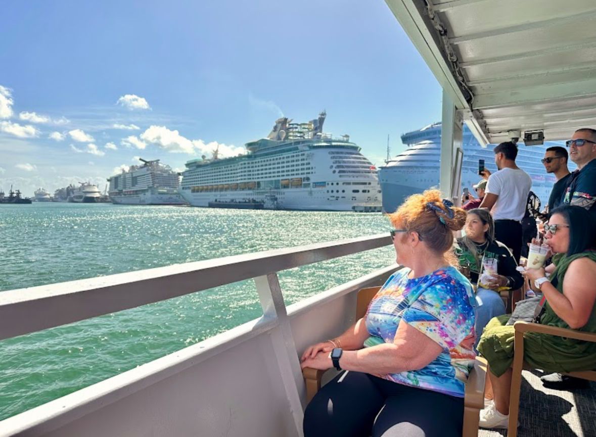 Miami Sightseeing Cruise passing by the part of Miami, part of the top 15 sites 