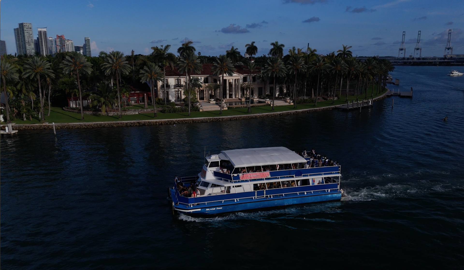 Miami Boat Tour passing Star Island Celebrity Mansions near Bayside – 90-minute sightseeing cruise