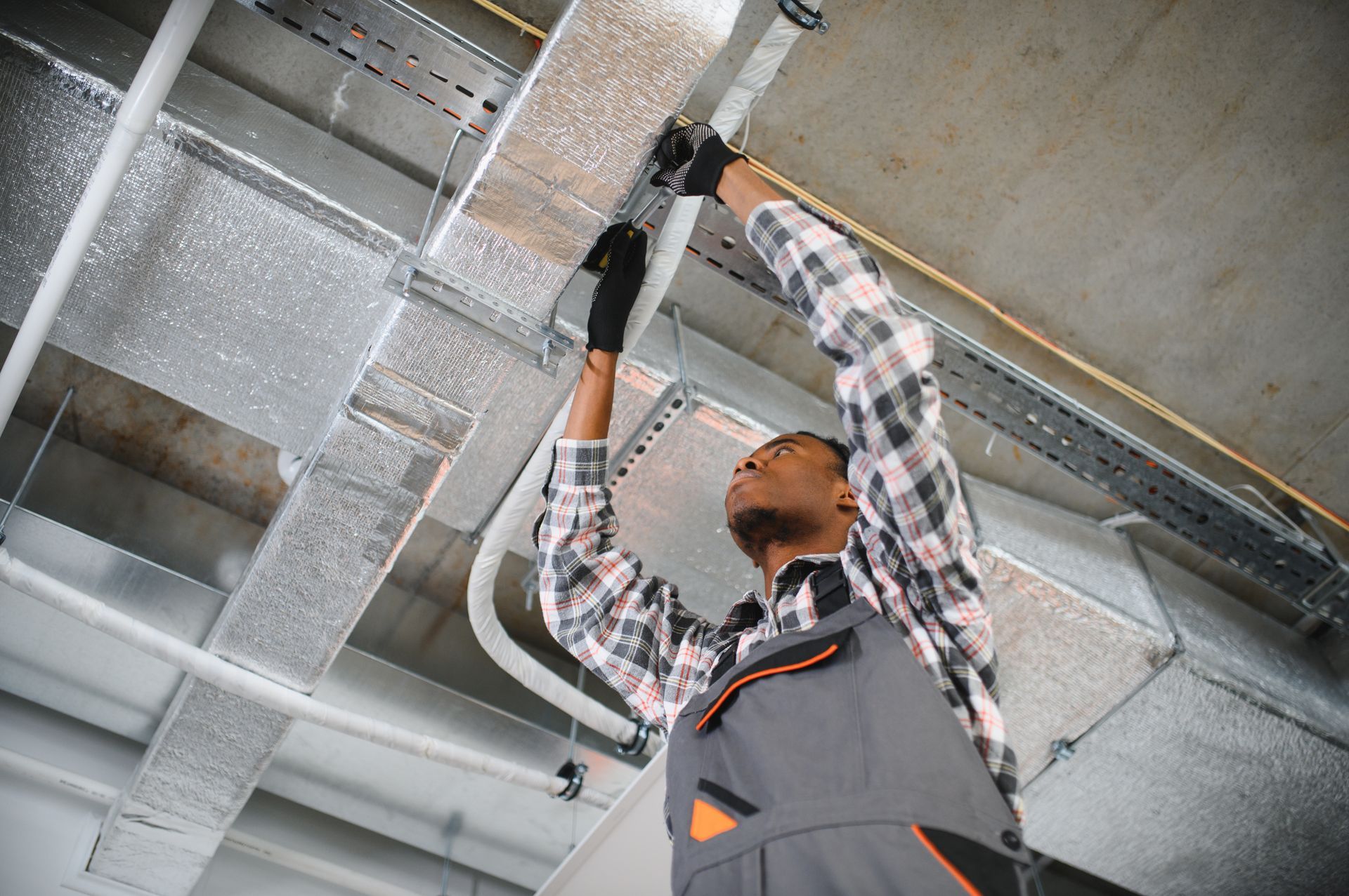 Technicien effectuant un nettoyage professionnel de conduits de ventilation sur la Rive-Sud