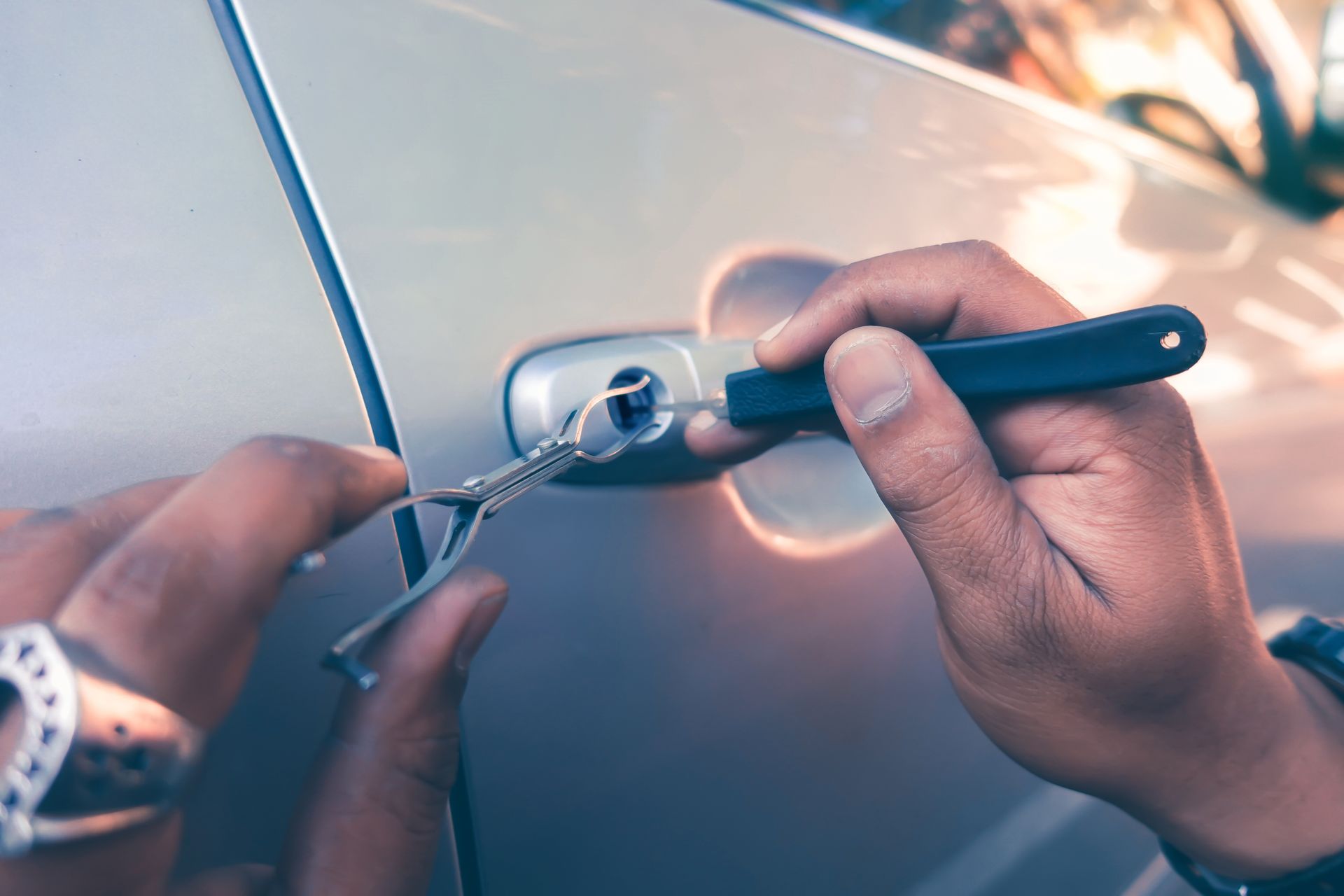 Open the car keys when people forget the keys in the car. Open the car keys when people forget the keys in the car.