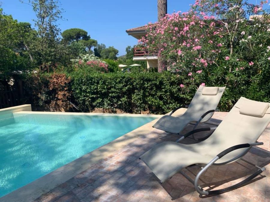 Sdraio a bordo piscina