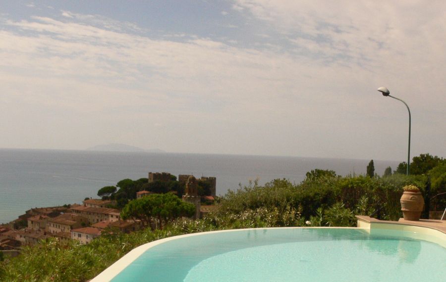 Piscina con bordo di piante