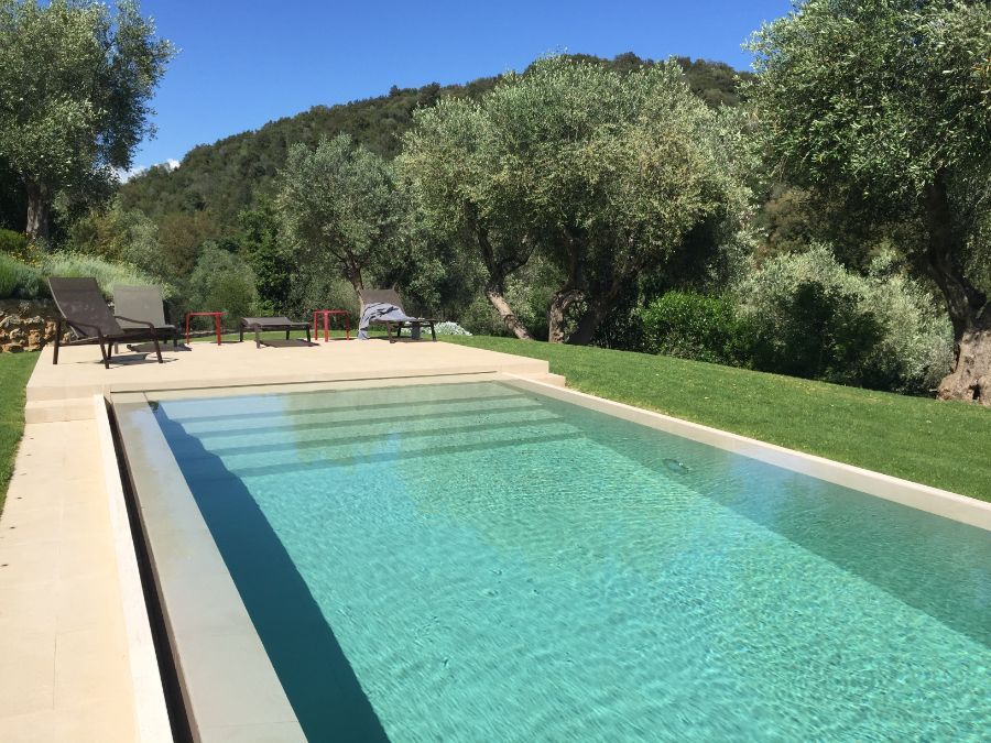 Piscina lunga con scale