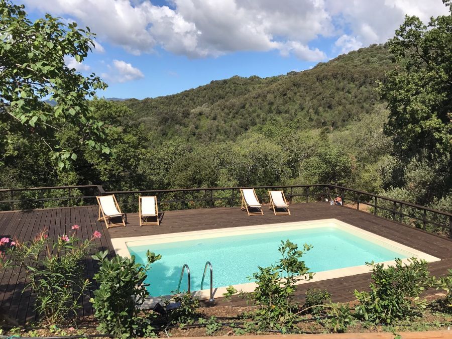 Piscina privata con sdraio