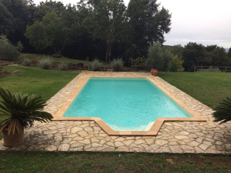 Piscina con bordo in pietra