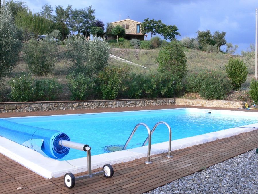 Piscina con scaletta in acciaio