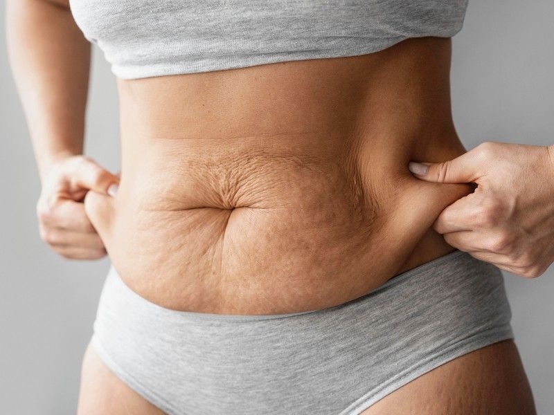 mulher apertando a barriga