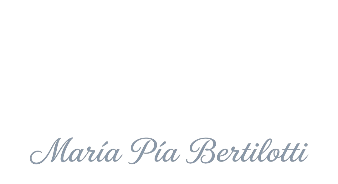 “María Pía Bertilotti” en letra cursiva gris claro sobre fondo blanco