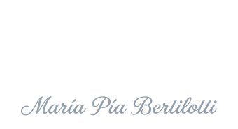 “María Pía Bertilotti” en letra cursiva gris claro sobre fondo blanco
