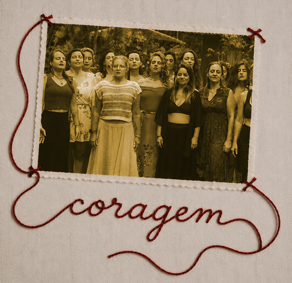 Grupo em pé atrás de uma moldura de papel rasgado com a palavra “coragem” bordada abaixo.