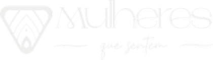 Logotipo cinza claro com ícone abstrato e a palavra “Mulheres” com texto cursivo discreto abaixo.