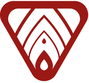 Logotipo triangular abstrato vermelho com chevrons brancos sobrepostos e uma forma de gota no interior.