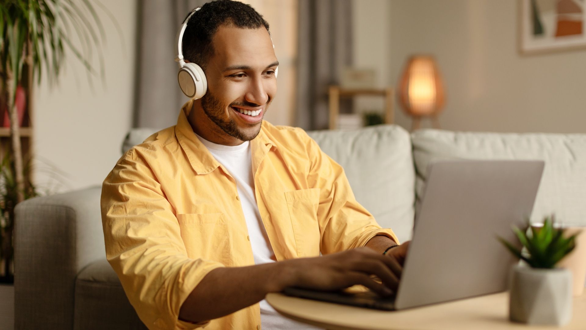 More and more training programmes take place online. Explore 6 key benefits in our guide to 21st-century learning.
