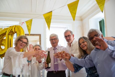 Gruppe älterer Menschen bei einem gemeinsamen Treffen