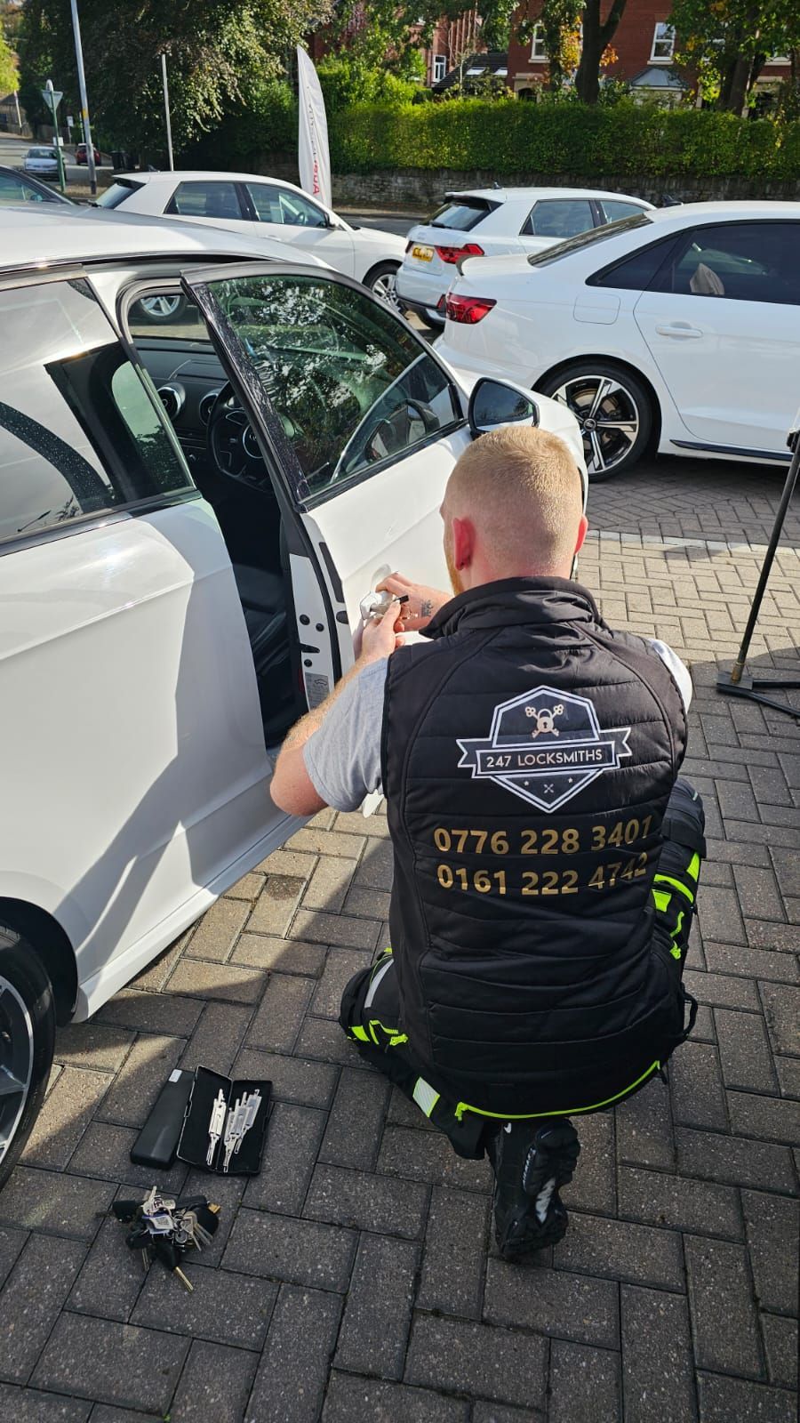 auto locksmith opening cars