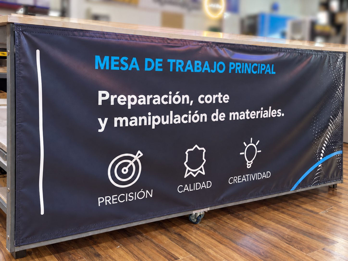 Lona impresa instalada en mesa de trabajo