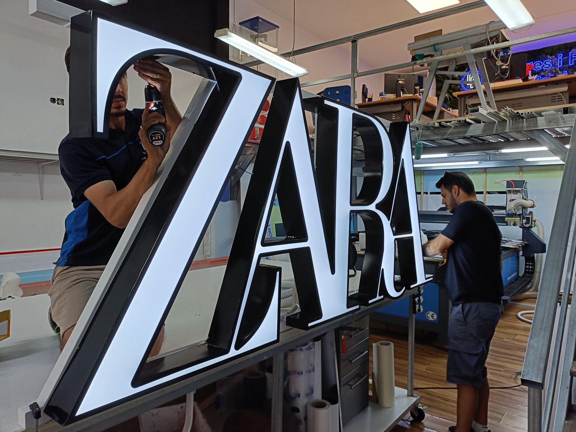 Fabricación de letras luminosas de gran formato en nuestro taller