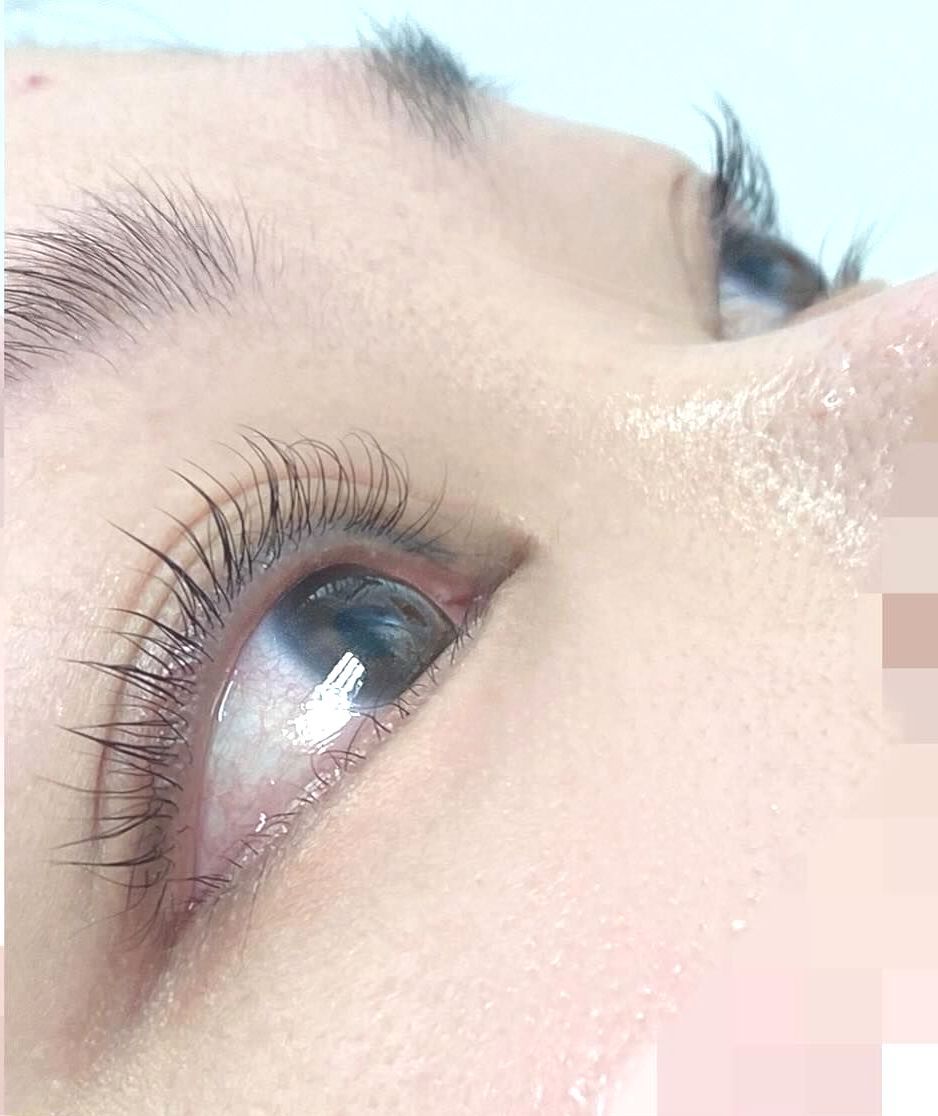 一個長著長睫毛的女人的眼睛的特寫。