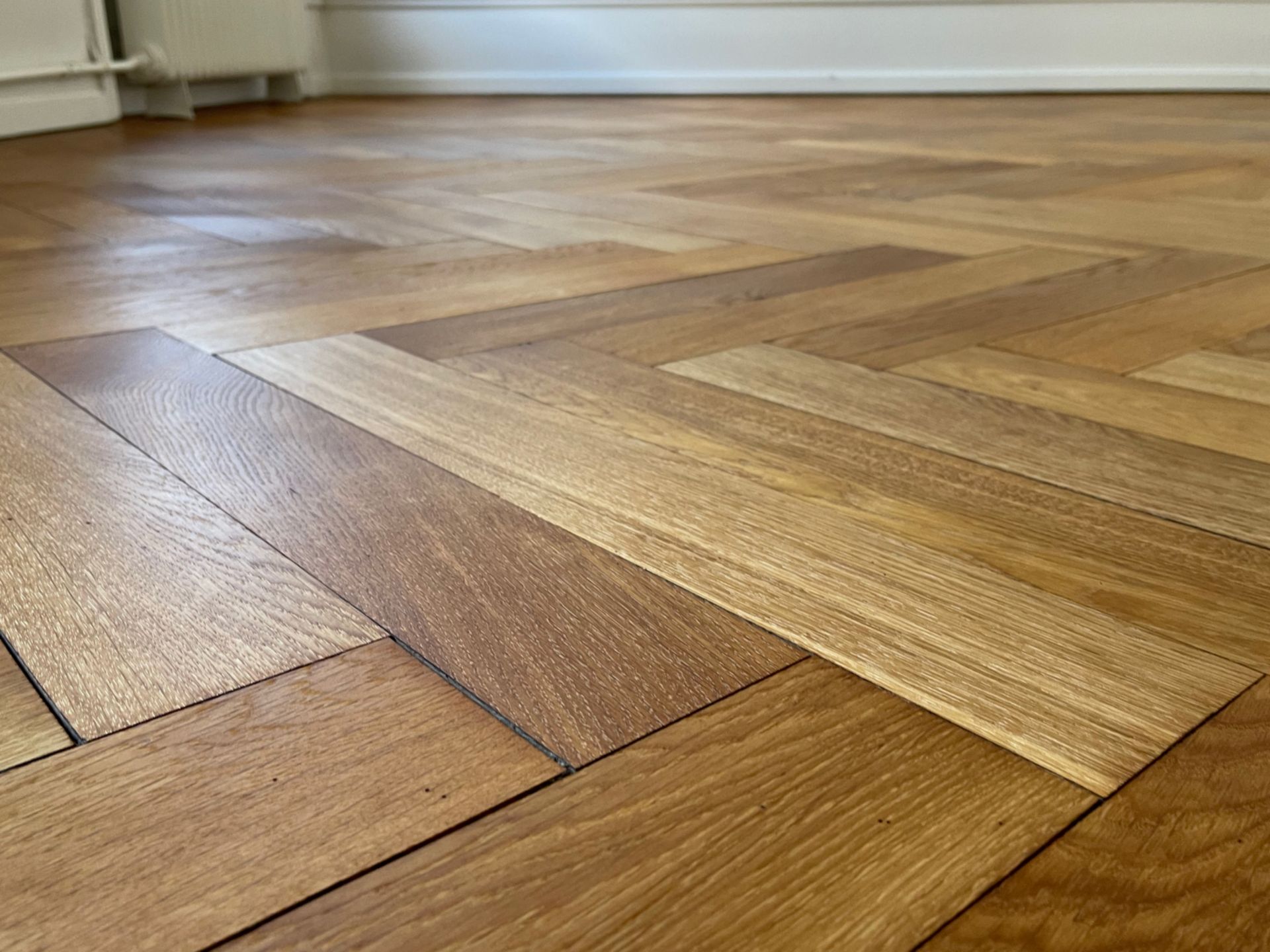 Es wird ein Haus mit Holzverkleidung und Treppe gebaut.