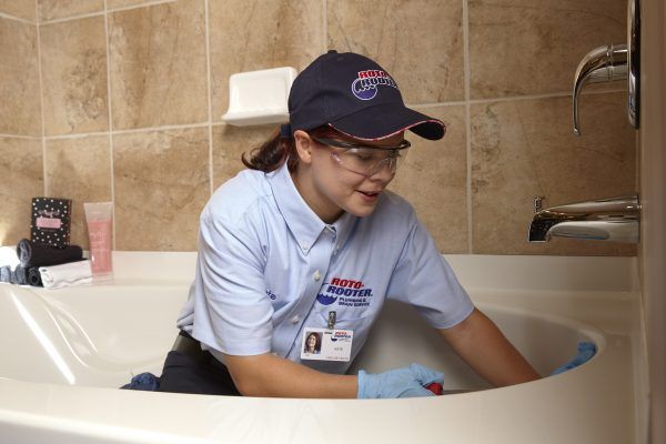 Roto-Rooter Tech fixing tub/shower