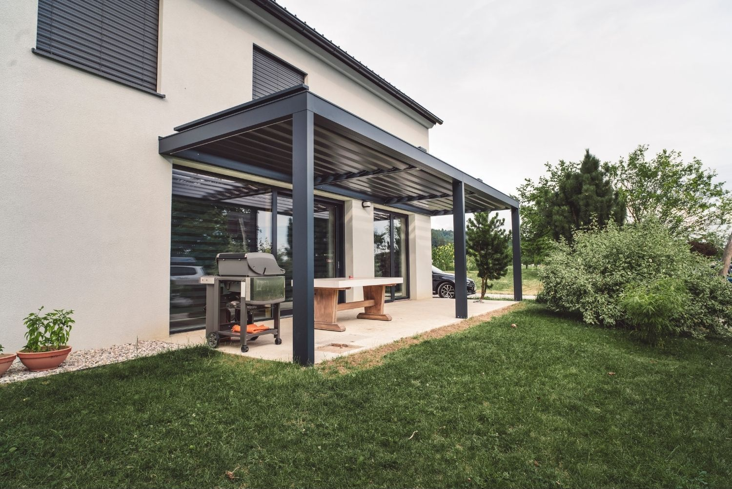 Pergola bioclimatica addossata