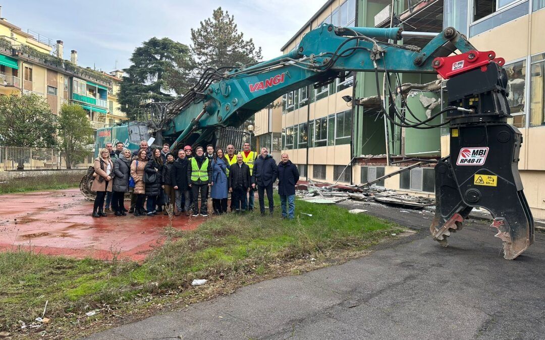 Lavori di demolizione della Scuola Ghiberti a Firenze in via Legnaia
