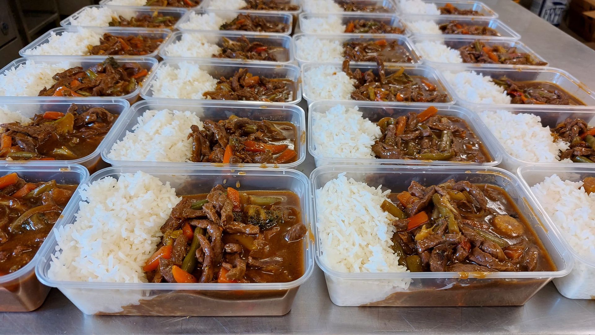 Multiple Clear Plastic Containers, Each Filled With Beef Stir-fry — Tre's Food To You in Mount Sheridan, QLD