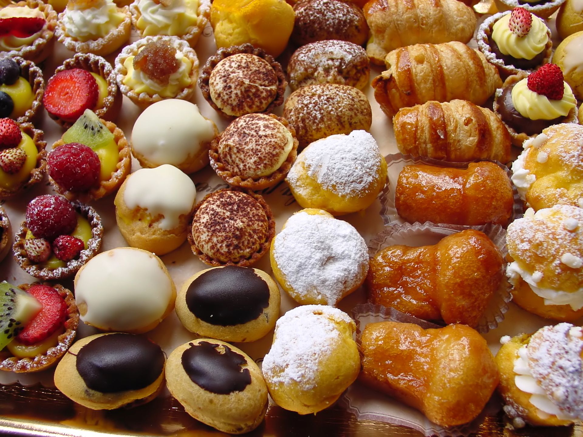 un vassoio di pasticcini assortiti con sopra zucchero a velo