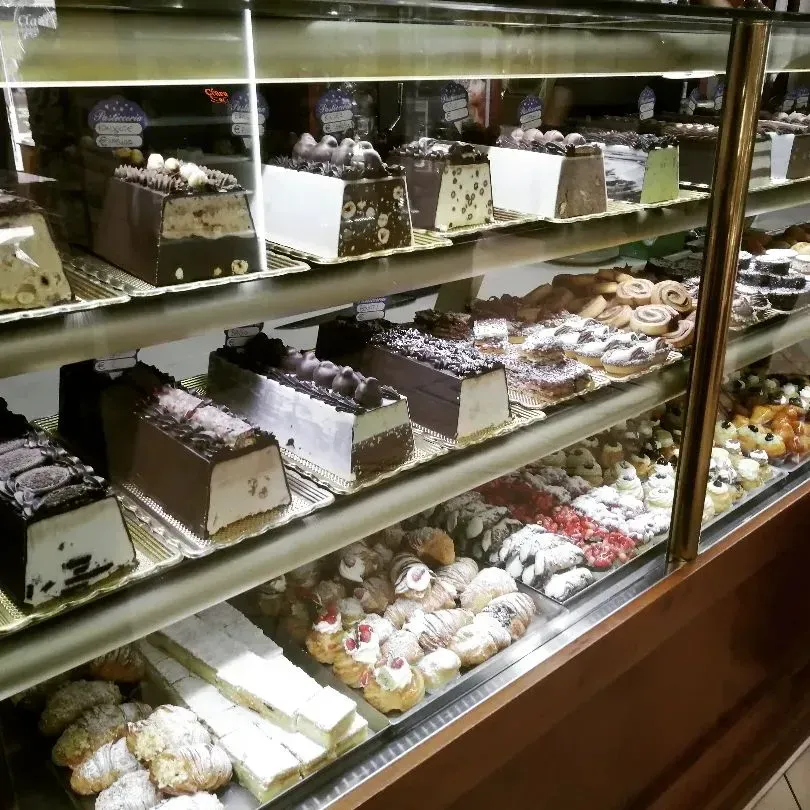 una vetrina piena di una varietà di torte e pasticcini