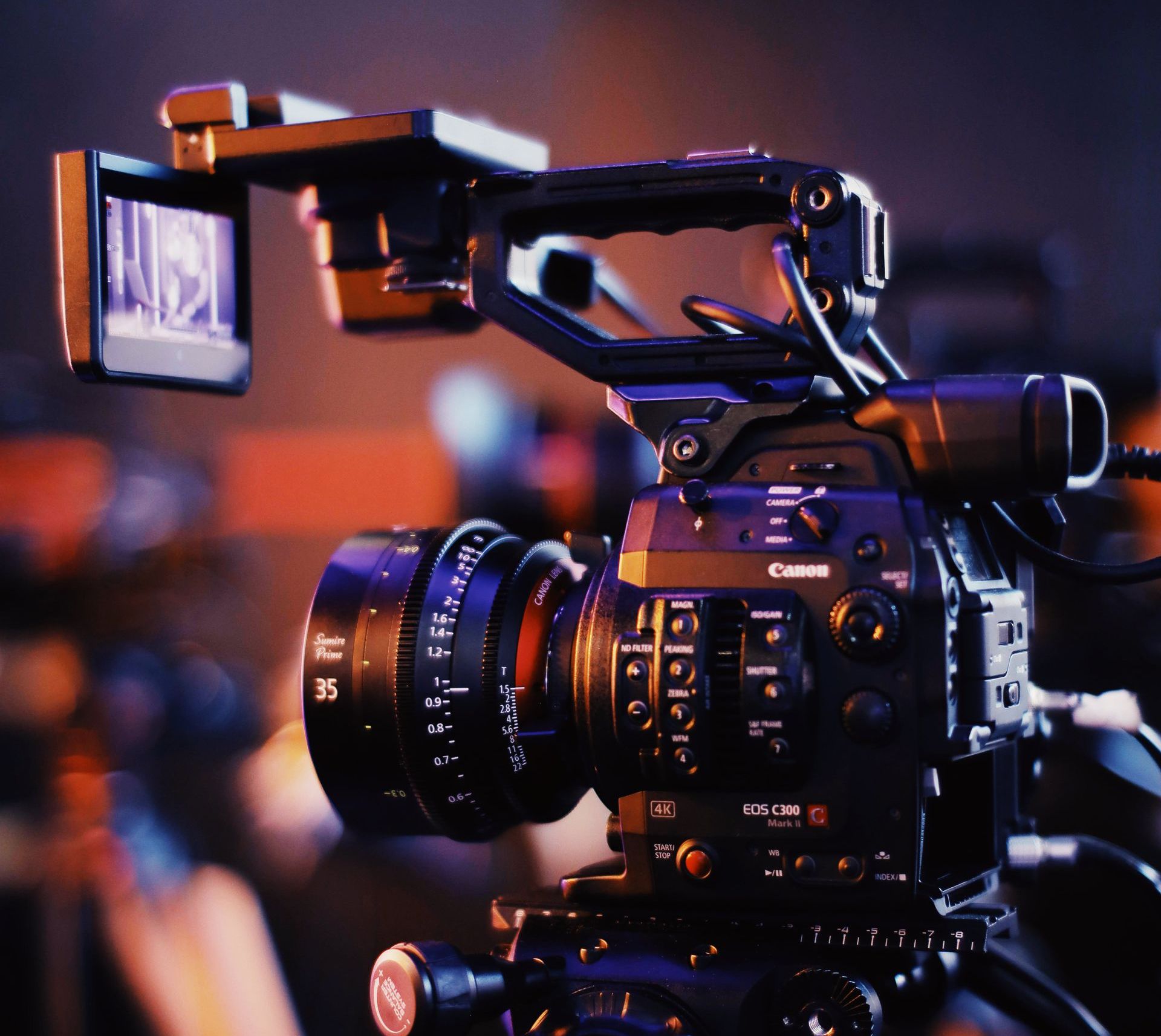 una cámara de vídeo canon está en un trípode