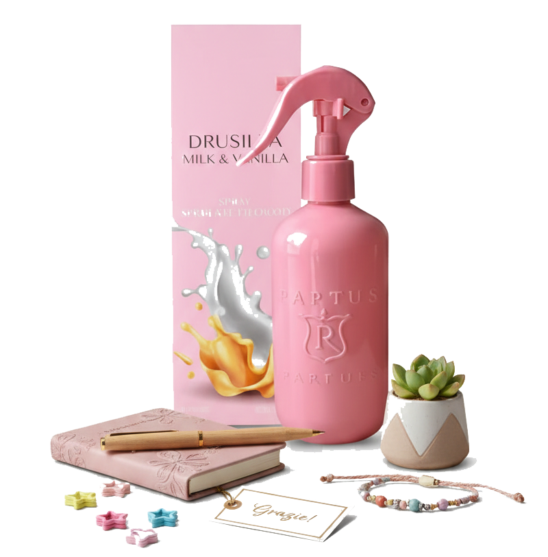 Spray per ambienti rosa, diario, penna, pianta grassa e braccialetto. È visibile la confezione del prodotto 