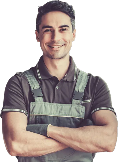 Persona sorridente con polo e tuta da lavoro grigia, con le braccia incrociate, isolata su sfondo bianco.