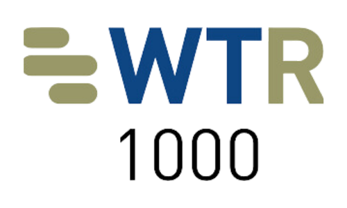 Logotipo WTR 1000 com letras azuis, ícone de azeitona e texto 