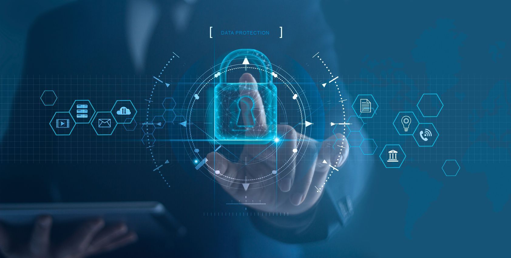 Ícone de cadeado digital em uma mão com ícones azuis de interface de cibersegurança ao fundo.
