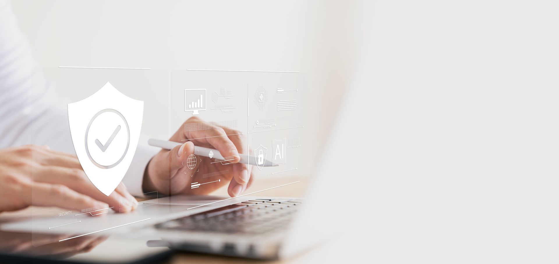 Mãos digitando em um laptop ao lado de um ícone de escudo brilhante, sugerindo segurança online.