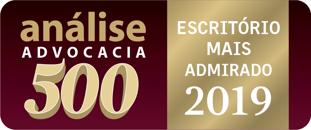 Logo “análise advocacia 500” ao lado de selo dourado “Escritório mais admirado 2019”