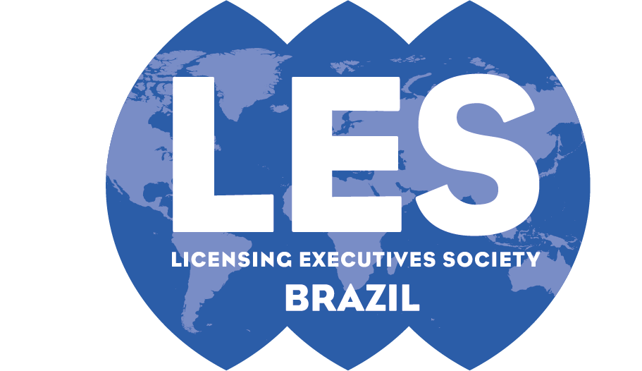 Logotipo da LES Brasil em azul e branco com fundo de globo estilizado e texto 