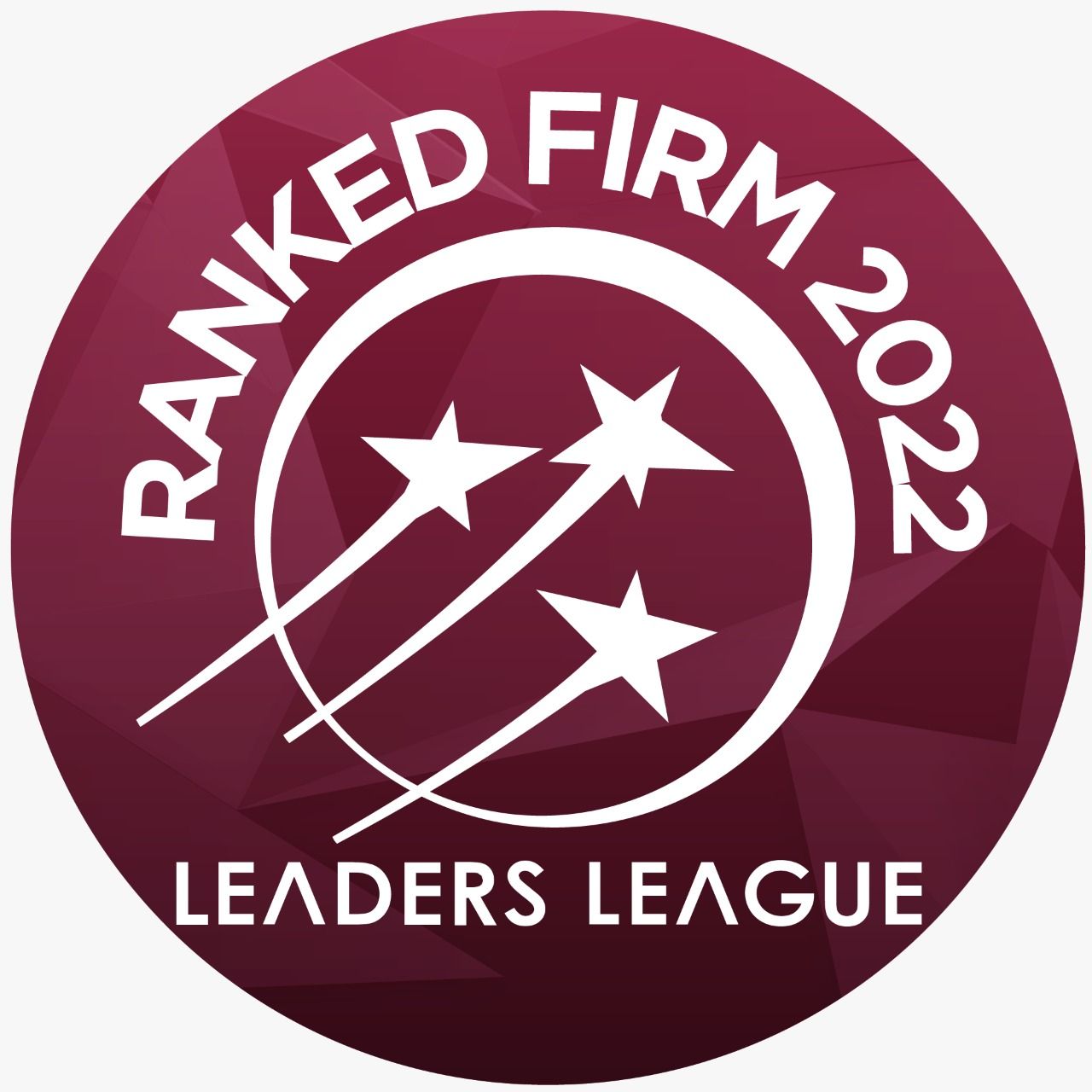 Escudo da Leaders League 2022 da empresa classificada em tom bordô com três estrelas brancas e linha circular em forma de V.