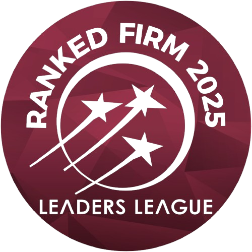 Emblema circular bordô com a inscrição “Ranked Firm 2025” e “Leaders League”, três estrelas brancas e um rastro de foguete.