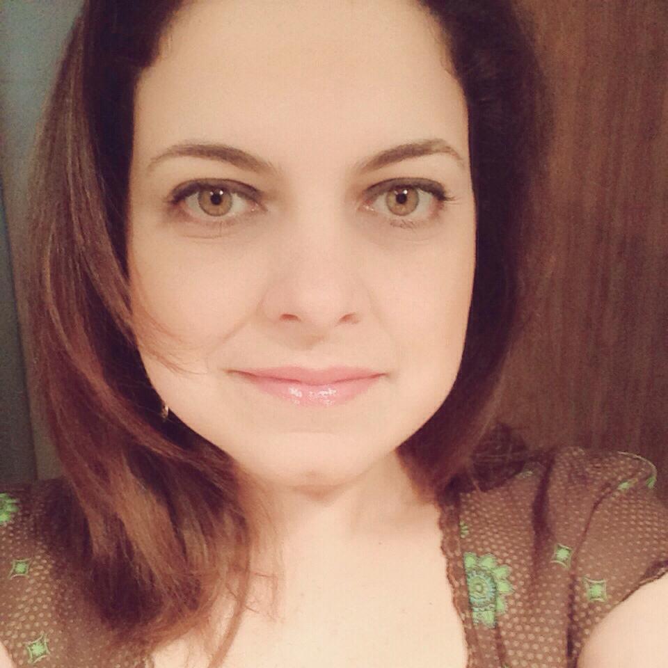 Retrato em close-up de uma mulher com cabelos castanhos na altura dos ombros