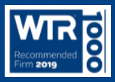Logotipo da WTR Recommended Firm 2019 em azul e branco com o texto vertical “1000”.